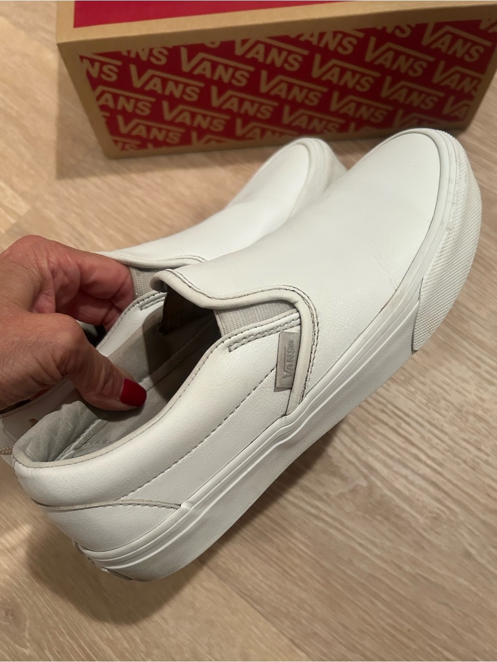 Van off the wall leather slip on sneakers
❤️❤️❤️❤️❤️❤️❤️